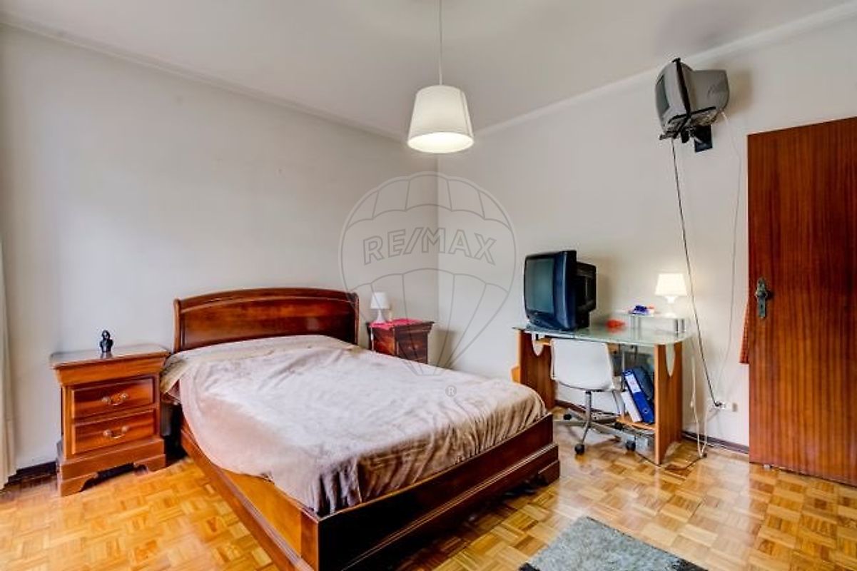 Pormenor dos roupeiros embutidos em madeira nos quartos do T3 em Braga
