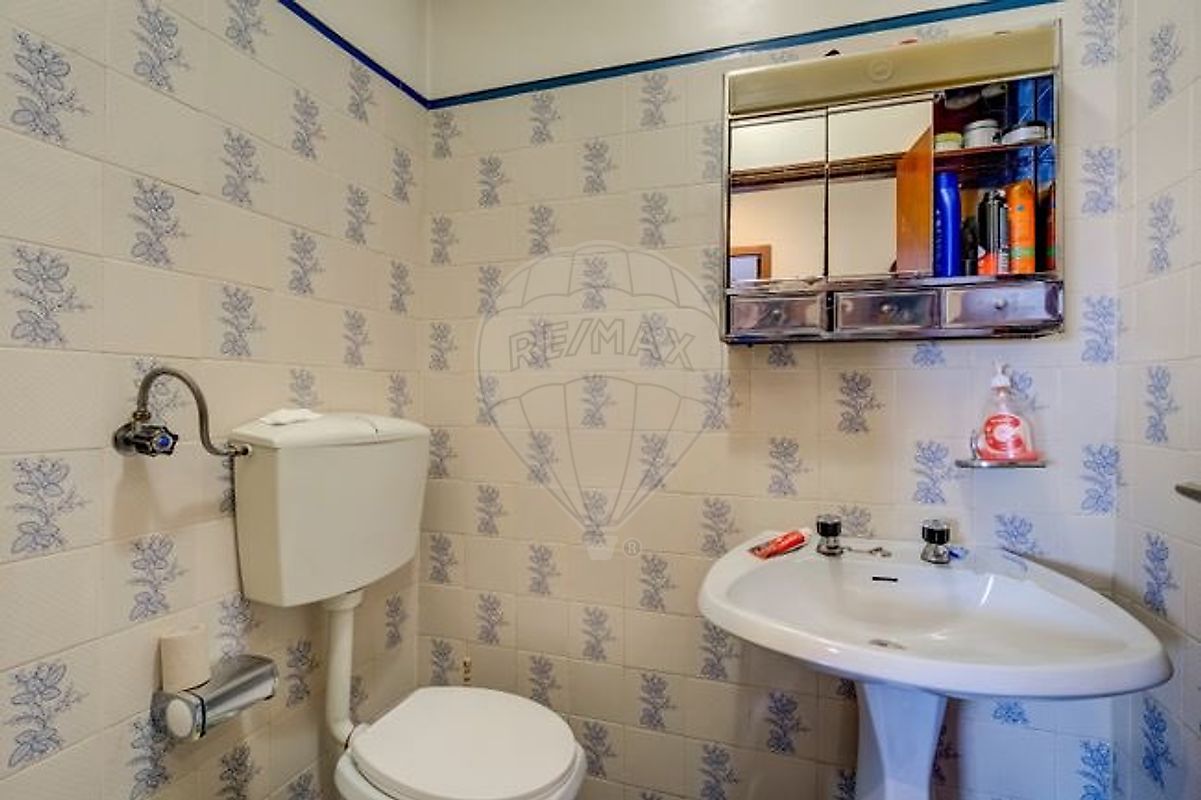 Casa de banho completa com banheira e móvel de lavatório em madeira em Real Braga