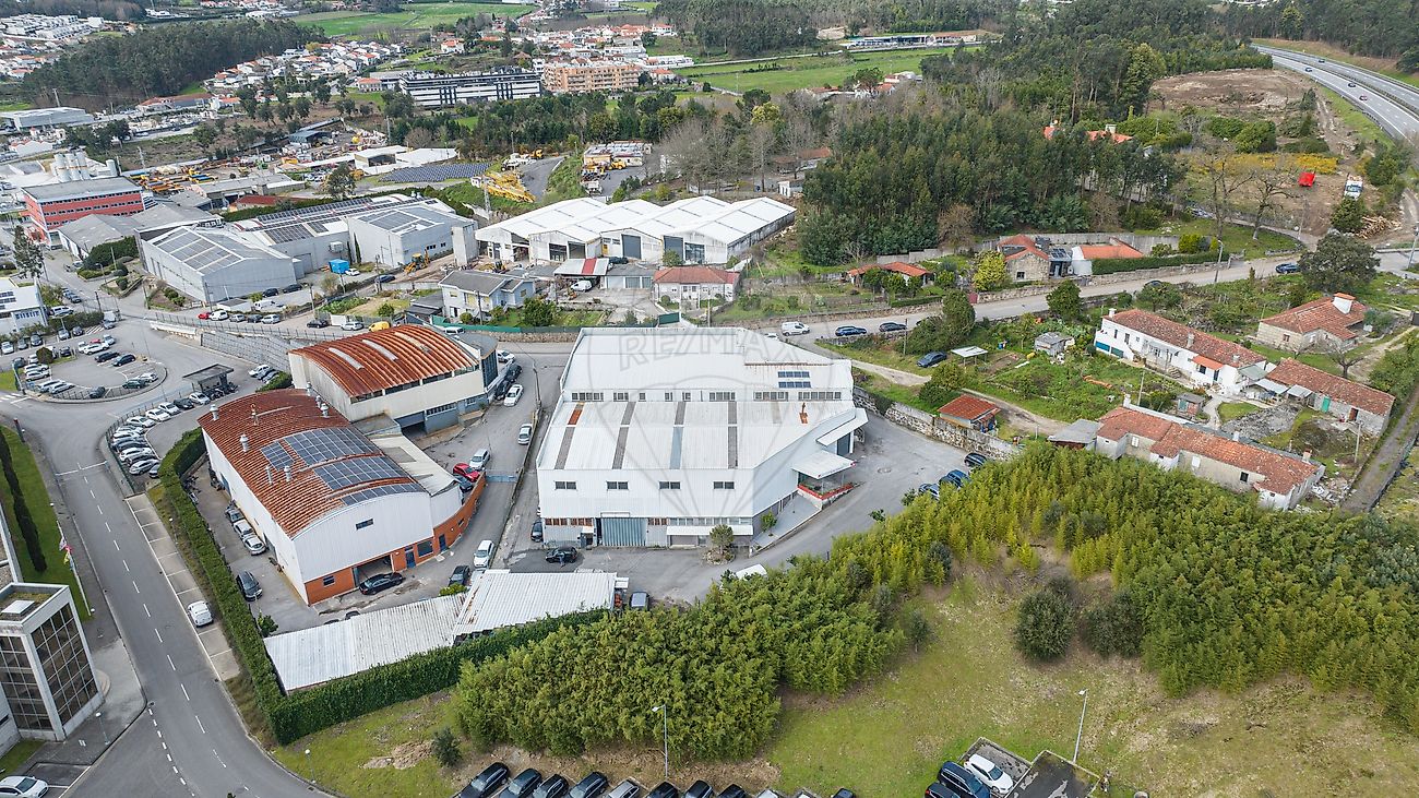 Vista aérea de drone do complexo industrial e armazém logístico em Vila Nova de Famalicão destacando acessos rodoviários rápidos
