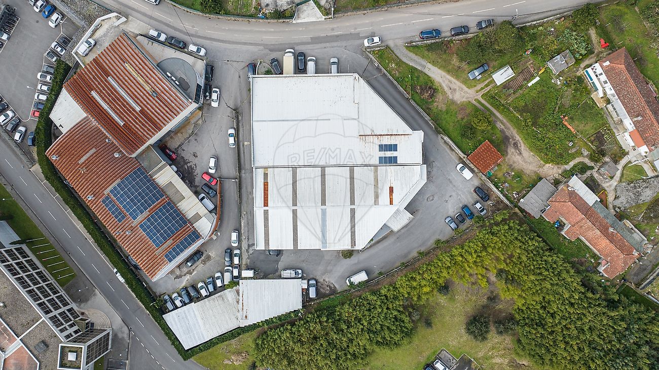 Planta de implantação aérea e envolvente urbana do armazém para atividade industrial ou logística no distrito de Braga
