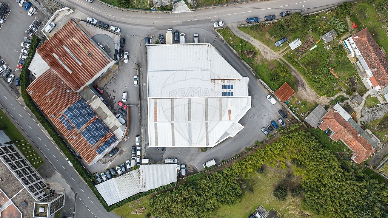 Fotografia de drone em plano zenital da cobertura do armazém comercial e disposição do lote em Famalicão Braga