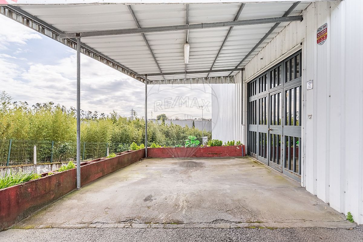 Porta de alumínio com vidro de acesso principal às instalações administrativas e comerciais do pavilhão