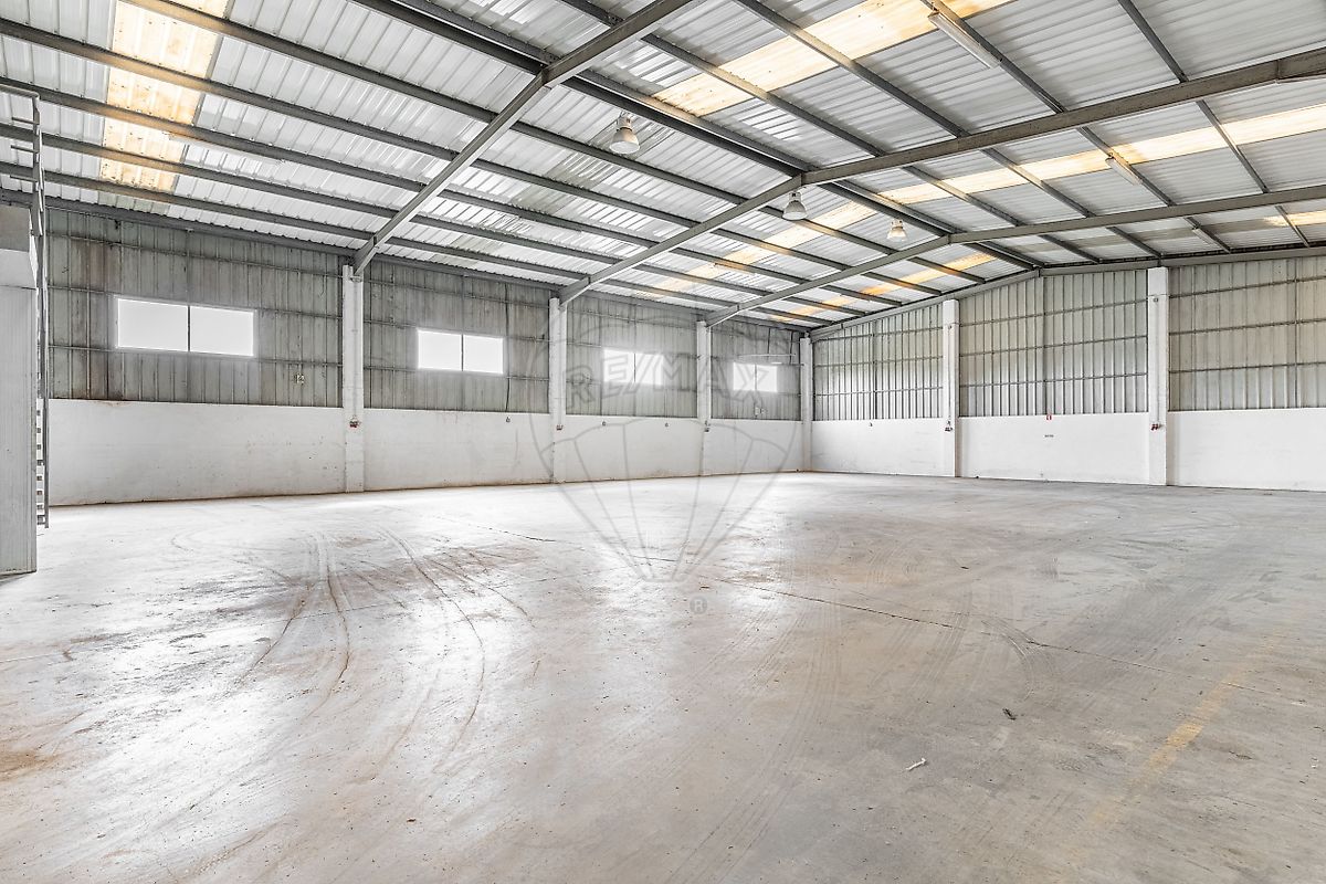 Espaço amplo de armazenamento pavimentado com piso de betão polido de alta resistência ideal para logística industrial