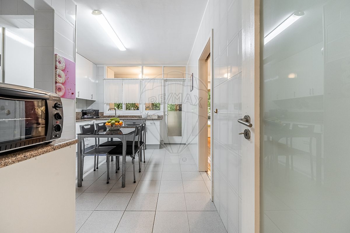 Cozinha moderna totalmente remodelada, mobilada e equipada em Creixomil Guimarães