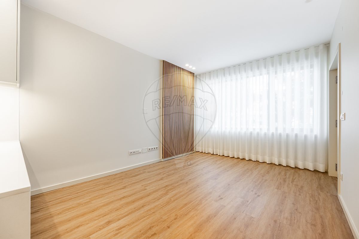 Sala de estar ampla integrada com cozinha e pavimento flutuante de alta resistência