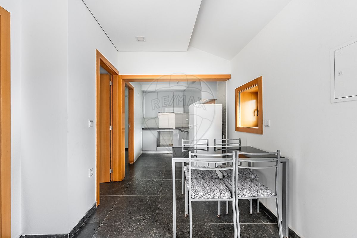 Cozinha moderna e zona de refeições da moradia T2 em Fermentões, Guimarães