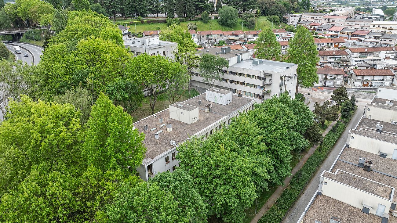 Vista aérea de drone de Creixomil destacando a rua tranquila sem saída e áreas verdes