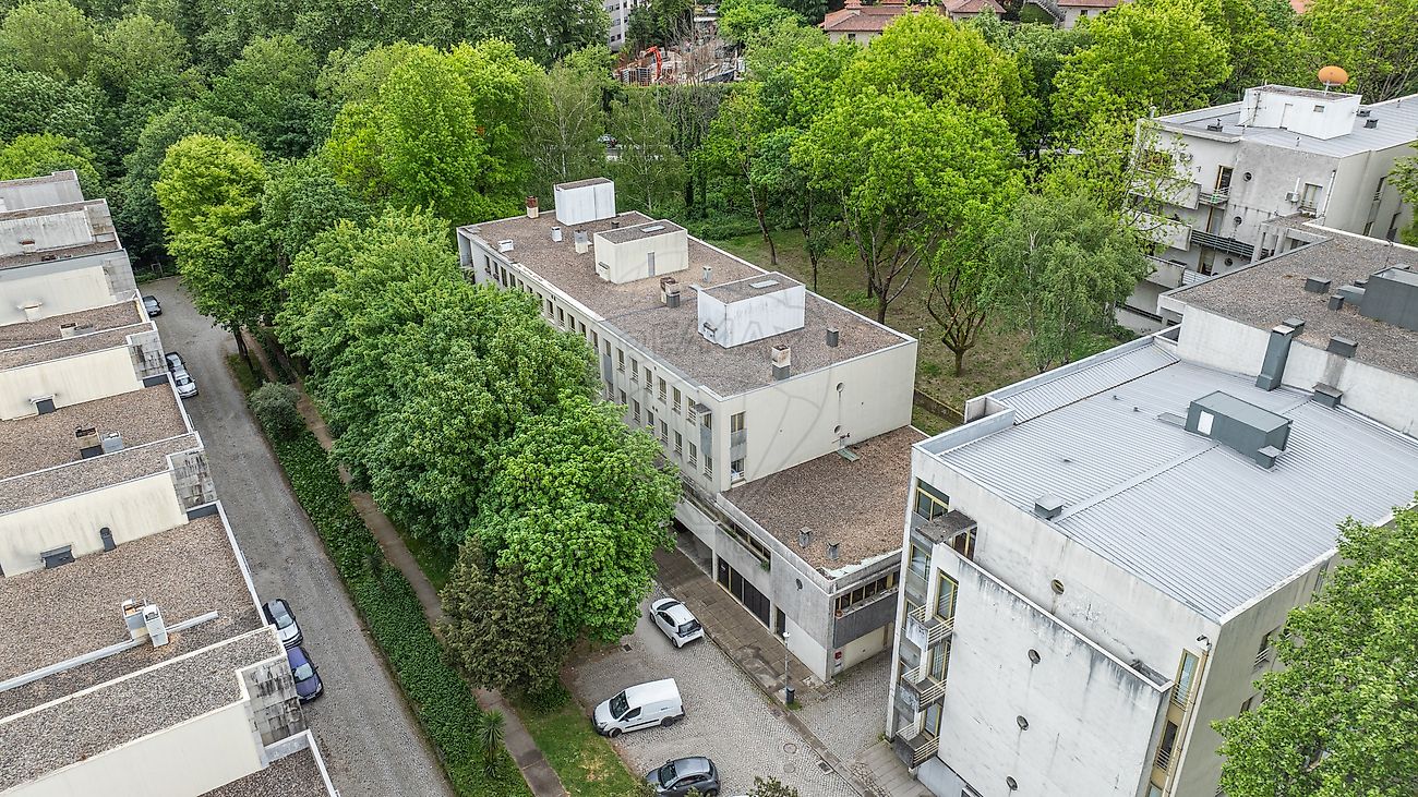 Fotografia de drone do condomínio habitacional com facilidade de estacionamento exterior