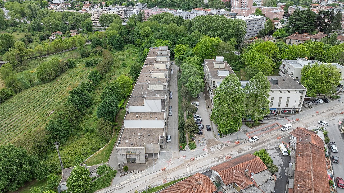 Enquadramento urbano aéreo demonstrando a proximidade ao centro histórico de Guimarães
