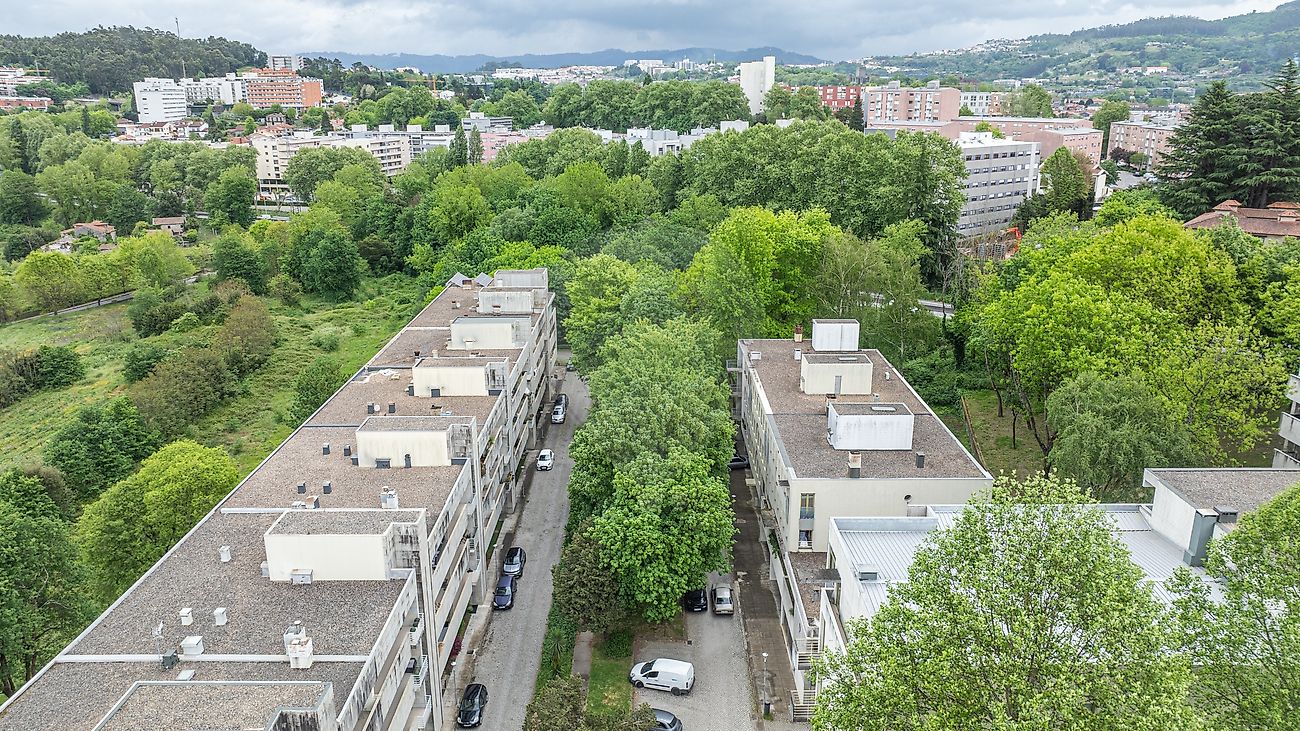 Plano de drone focado na localização privada e livre de tráfego do apartamento T2