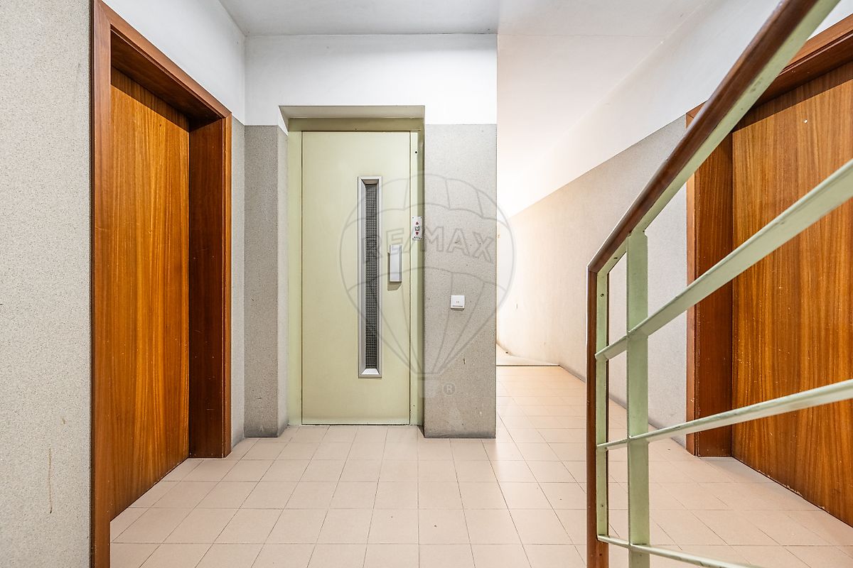 Elevador moderno e áreas comuns cuidadas do edifício habitacional em Creixomil