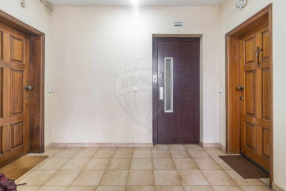 Elevador moderno do edifício garantindo total acessibilidade ao apartamento T3