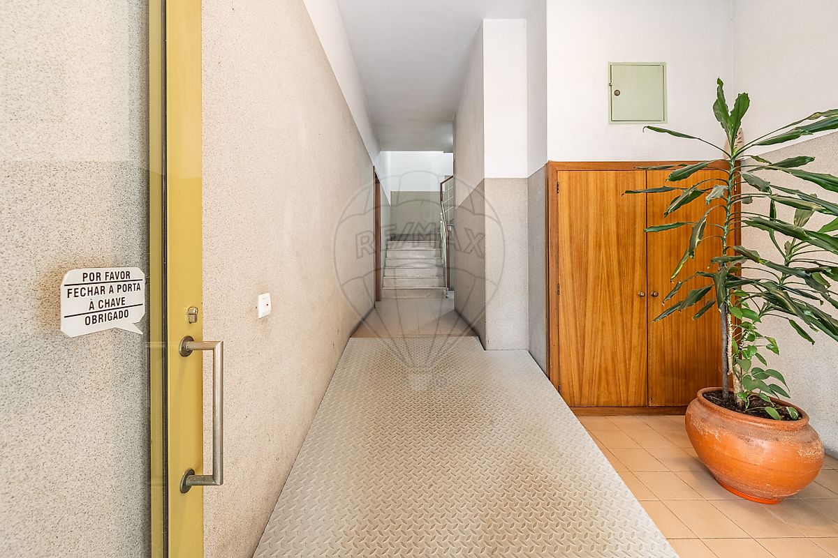 Hall de entrada limpo e seguro do prédio residencial de apartamentos