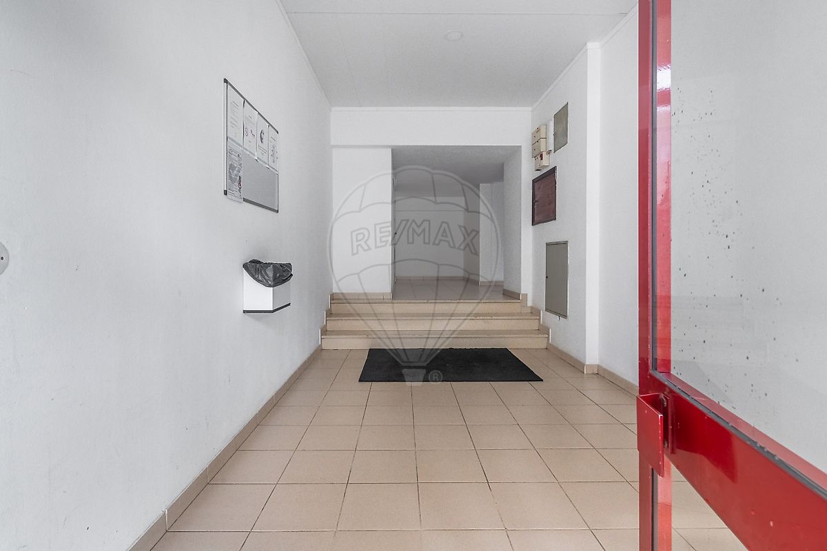 Entrada exterior moderna do prédio residencial localizado no eixo Braga - Vila Verde