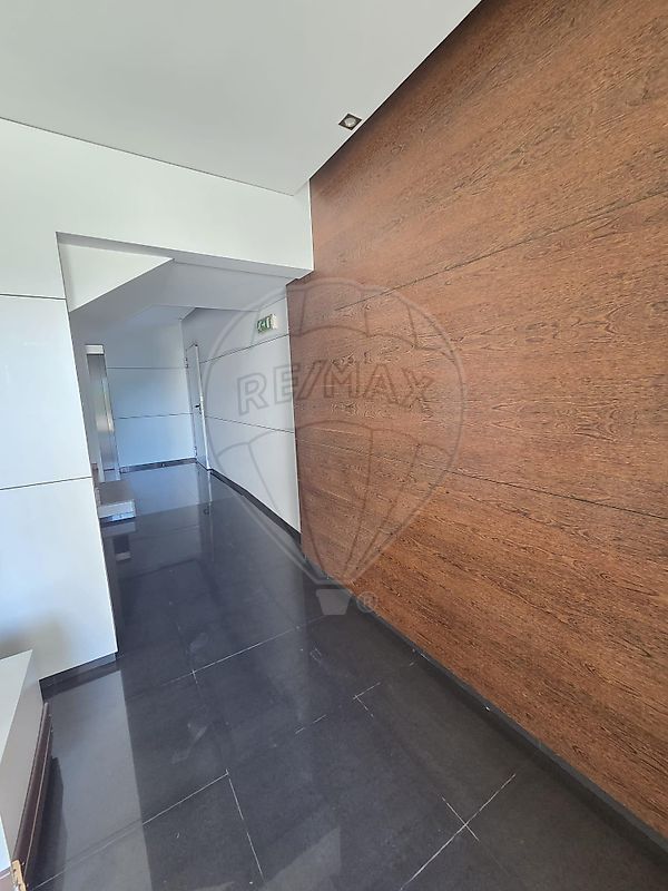 Hall de entrada elegante do edifício com piso brilhante — T3 venda Braga