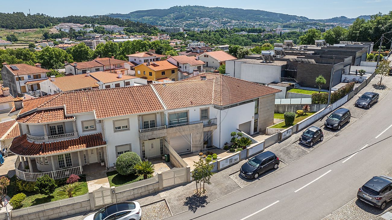 Vista aérea de moradia T3 em Fermentões Guimarães destacando a arquitetura moderna e a envolvente residencial calma
