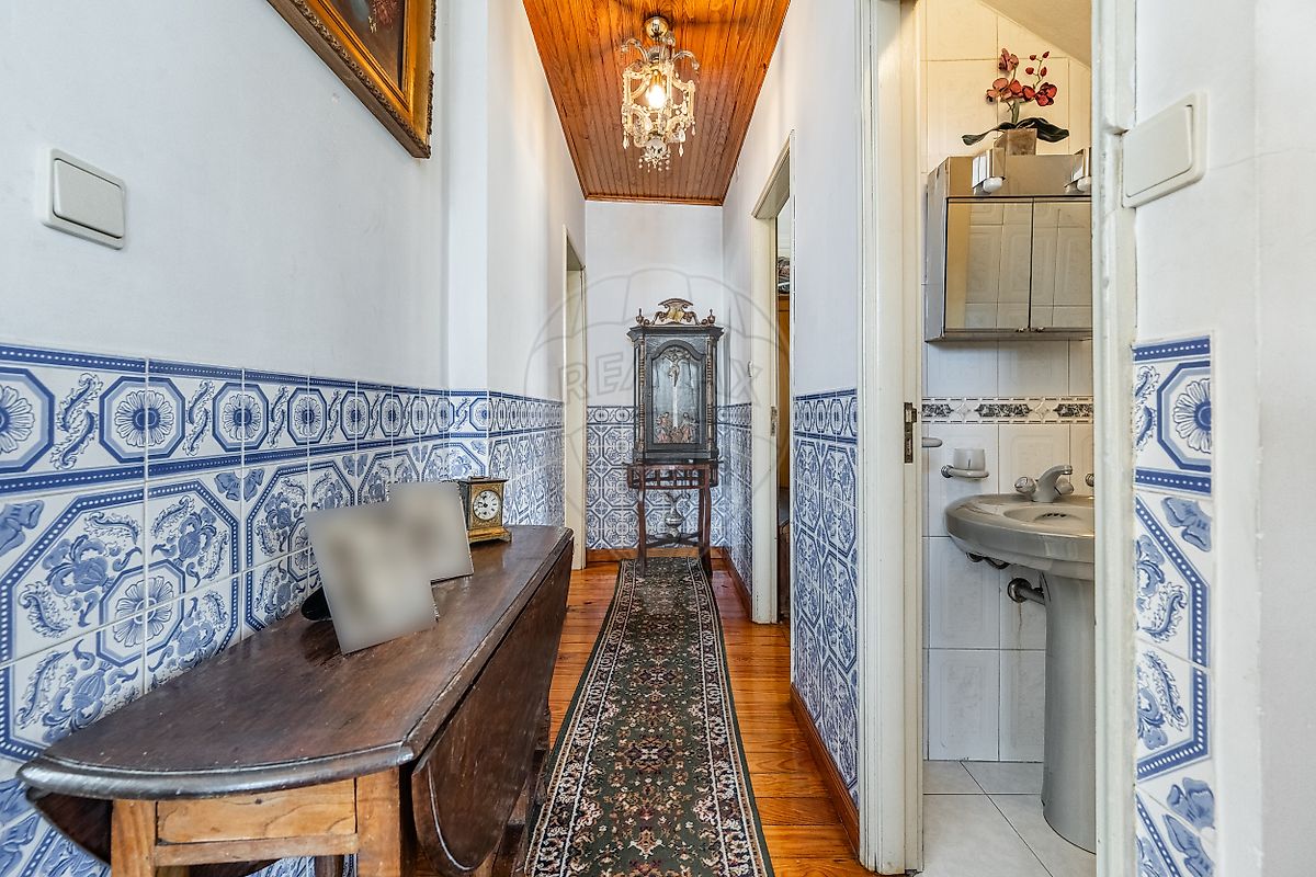 Hall de entrada com azulejos portugueses tradicionais em moradia T3 Fafe