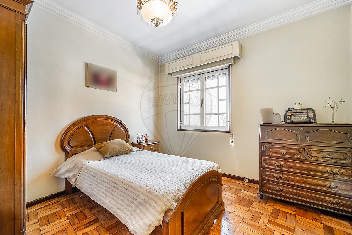 Quarto duplo no sótão com teto abobadado em madeira em moradia T3 Fafe