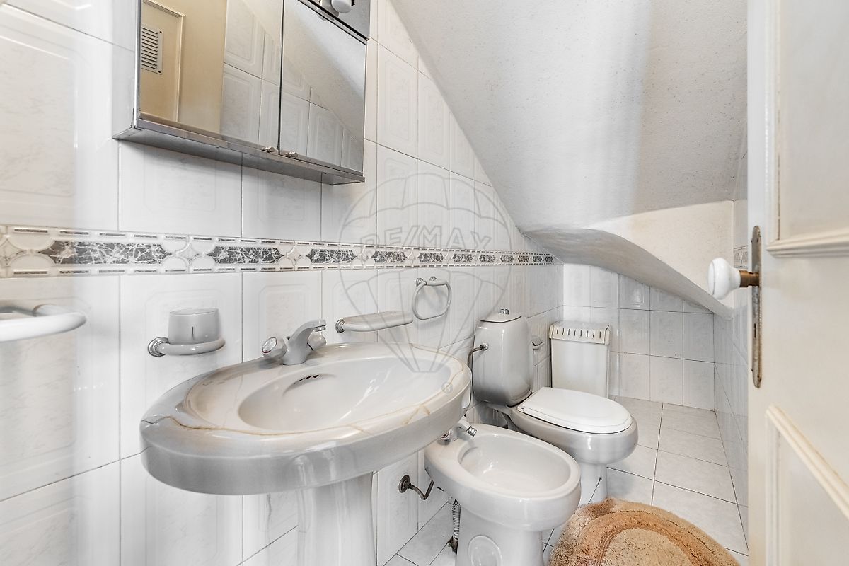 Casa de banho principal com azulejos preto e branco e poliban em moradia Fafe