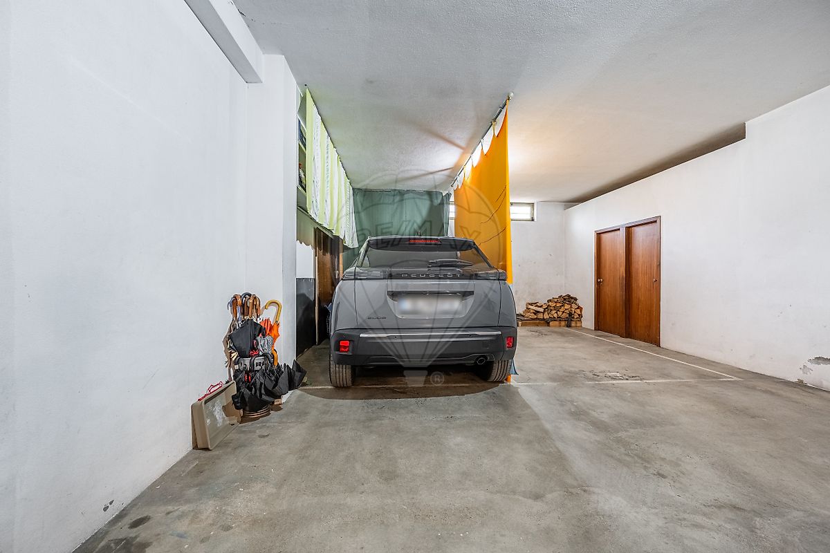 Lugar de garagem privativo para uma viatura no piso subterrâneo do edifício
