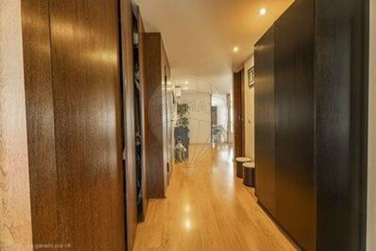 Hall de entrada com armários embutidos de madeira — Apartamento T3 Braga
