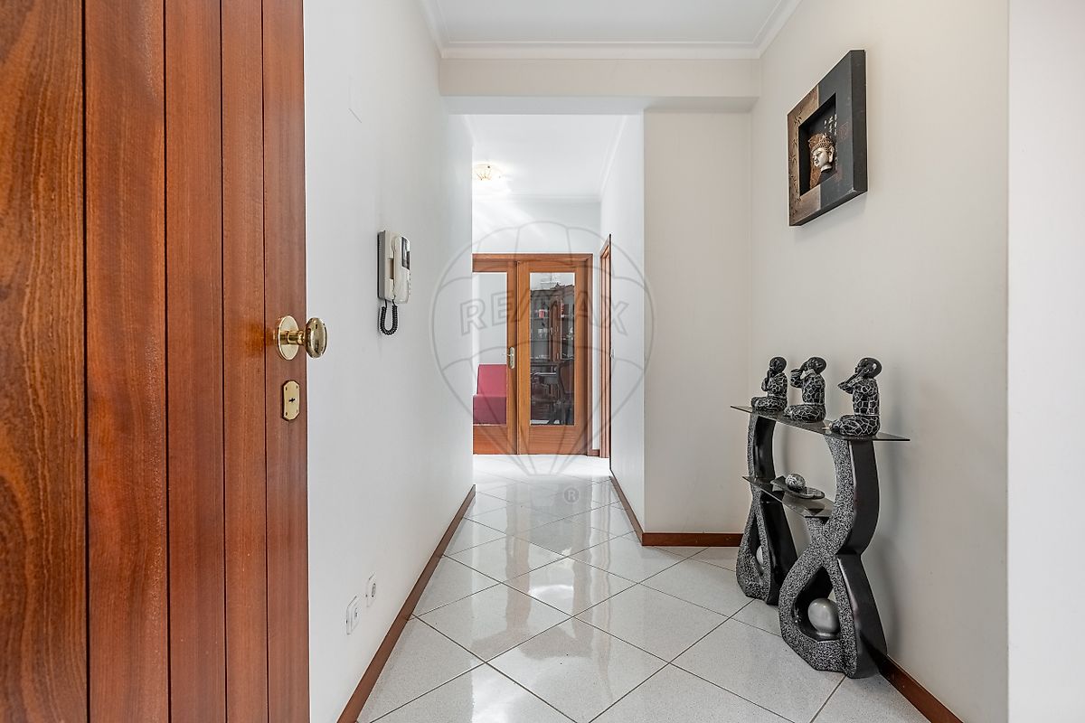 Hall de entrada privativo do apartamento T2 com piso cerâmico polido