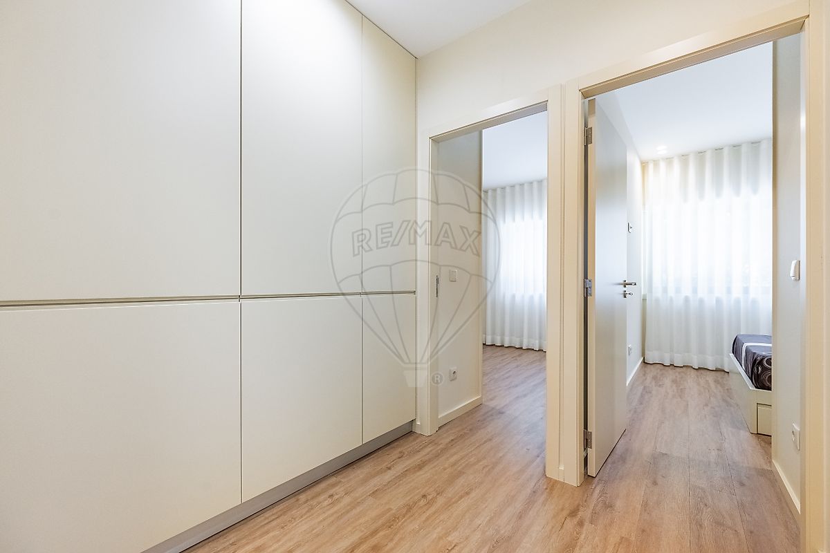 Hall de distribuição para os quartos com roupeiros embutidos minimalistas
