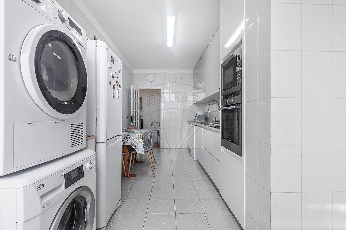 Zona de lavandaria e organização independente anexa à cozinha com excelente ventilação natural