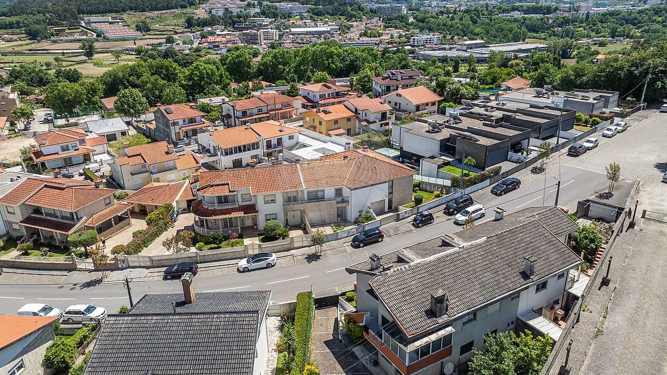 Fotografia de drone mostrando a inserção urbana e a proximidade estratégica da moradia ao centro de Guimarães