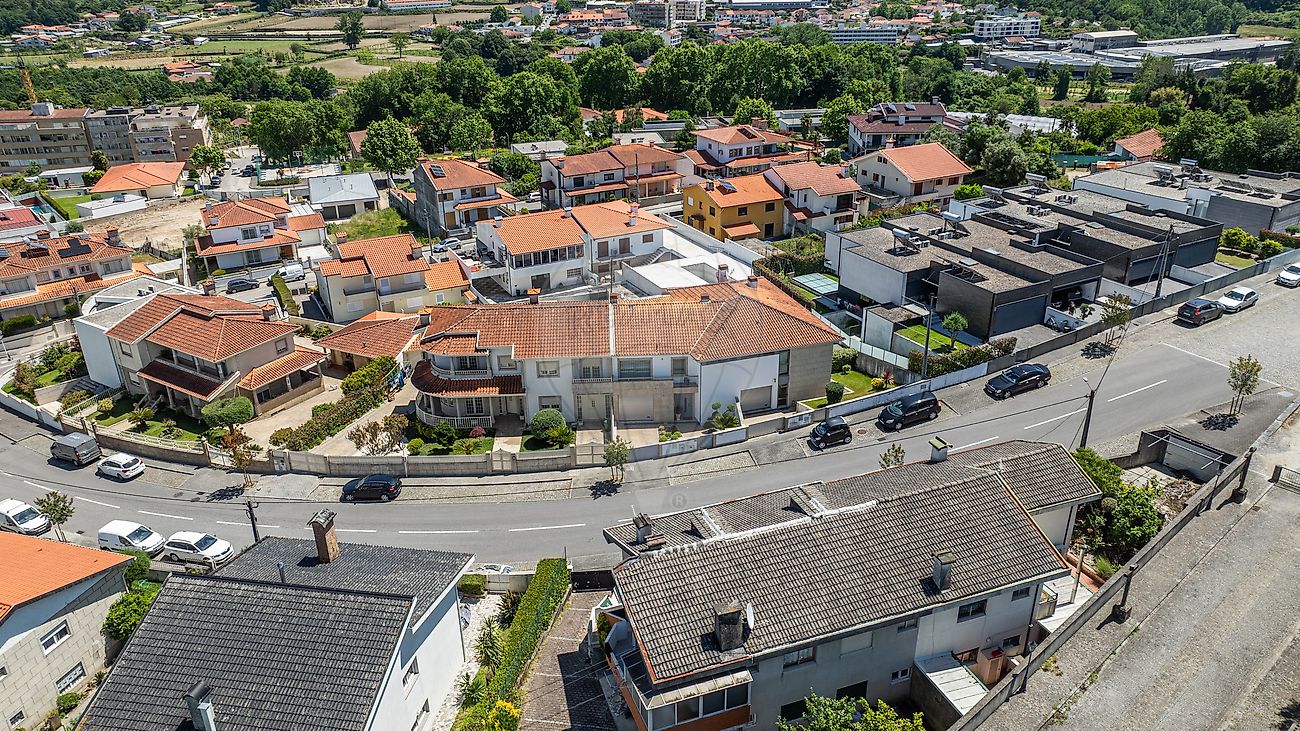 Fotografia de drone em perspetiva mostrando a fachada exterior e os acessos pavimentados da moradia em Fermentões