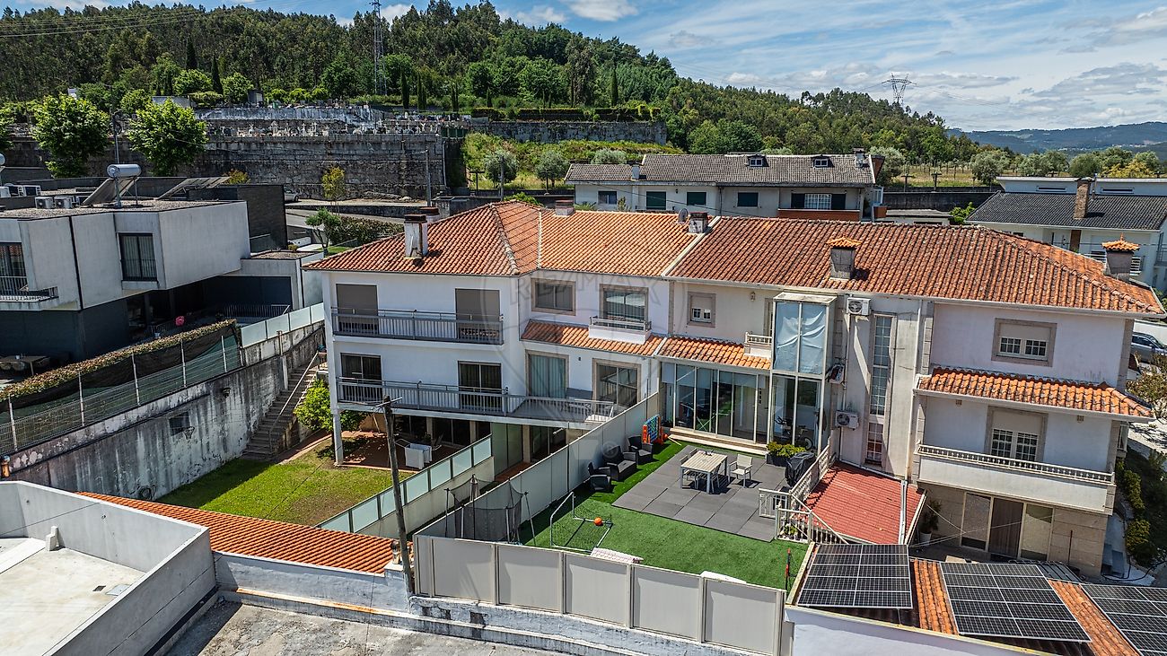 Vista panorâmica do jardim das traseiras com espaço relvado ideal para crianças e convívio ao ar livre