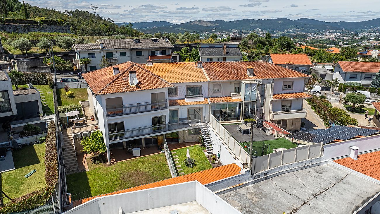 Alçado posterior da moradia geminada destacando as varandas dos quartos e o pátio exterior privado