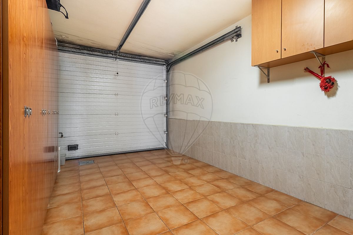 Garagem fechada privativa (box) com espaço para viatura e arrumação extra segura