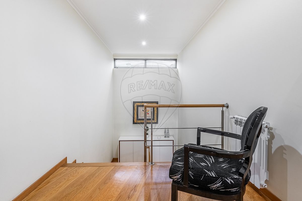 Quarto amplo no piso superior com excelente iluminação natural, armários embutidos e piso flutuante