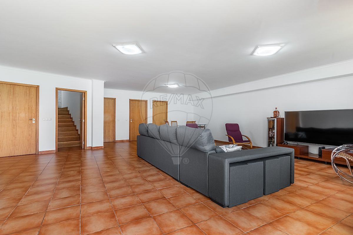 Perspetiva alternativa do piso zero evidenciando a excelente luminosidade e acabamentos nobres