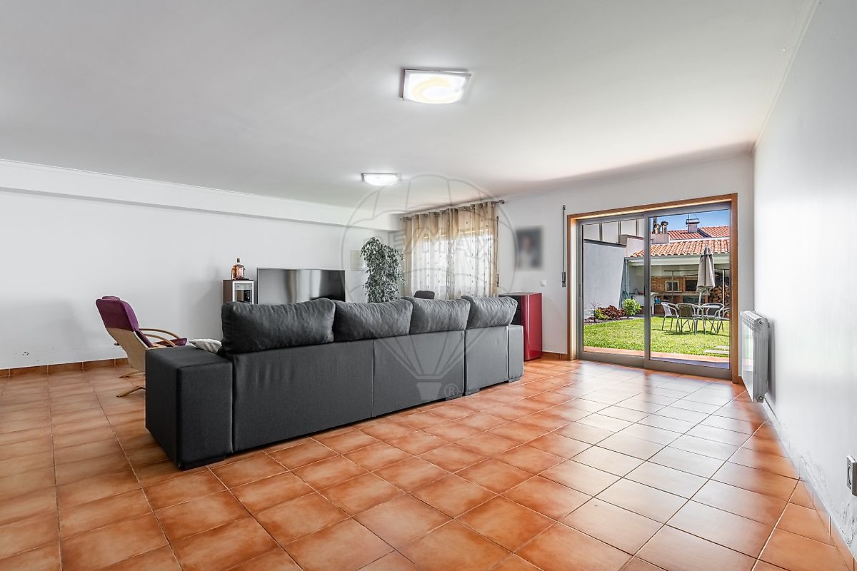 Espaço social amplo do piso zero interligando de forma fluida os ambientes da moradia