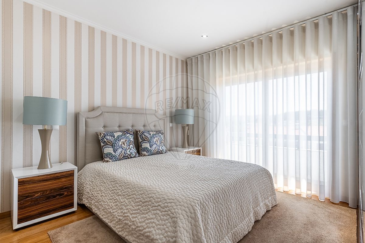 Quarto adicional amplo e bem iluminado com roupeiros embutidos e piso em madeira nobre
