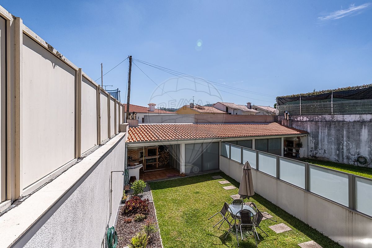 Pátio exterior pavimentado da moradia em Guimarães ideal para estacionamento ou área de lazer exterior