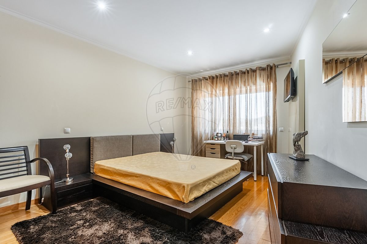 Quarto de casal com excelente iluminação natural, roupeiro embutido e soalho de madeira maciça