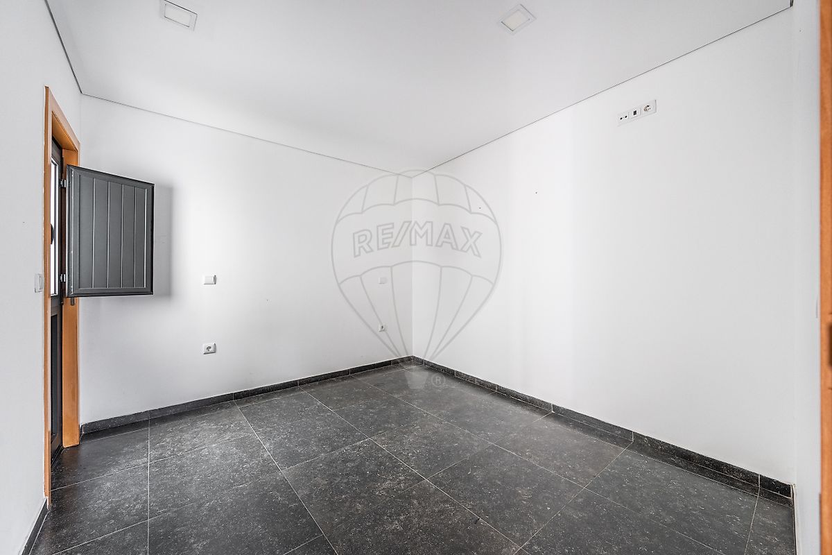 Quarto / divisão ampla da moradia T1 para venda em Fermentões