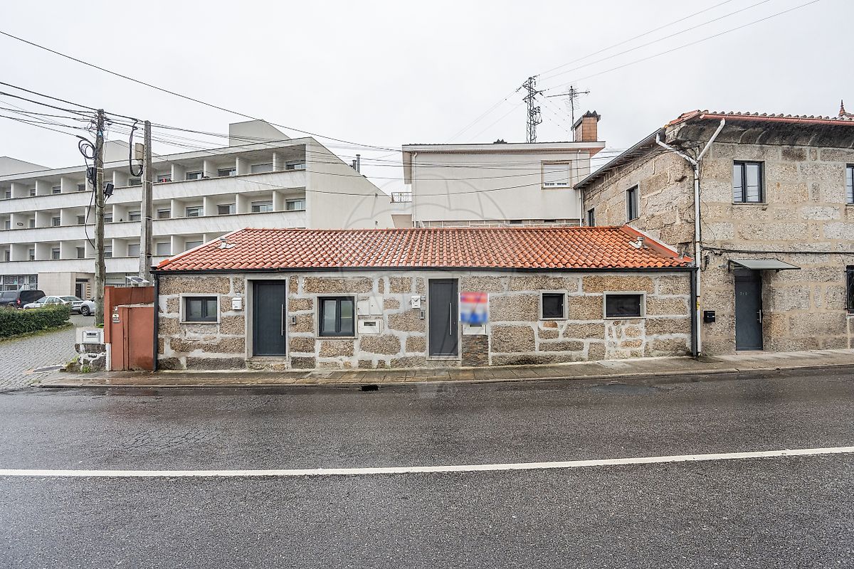 Fachada principal exterior em pedra da moradia para venda em Fermentões, Guimarães