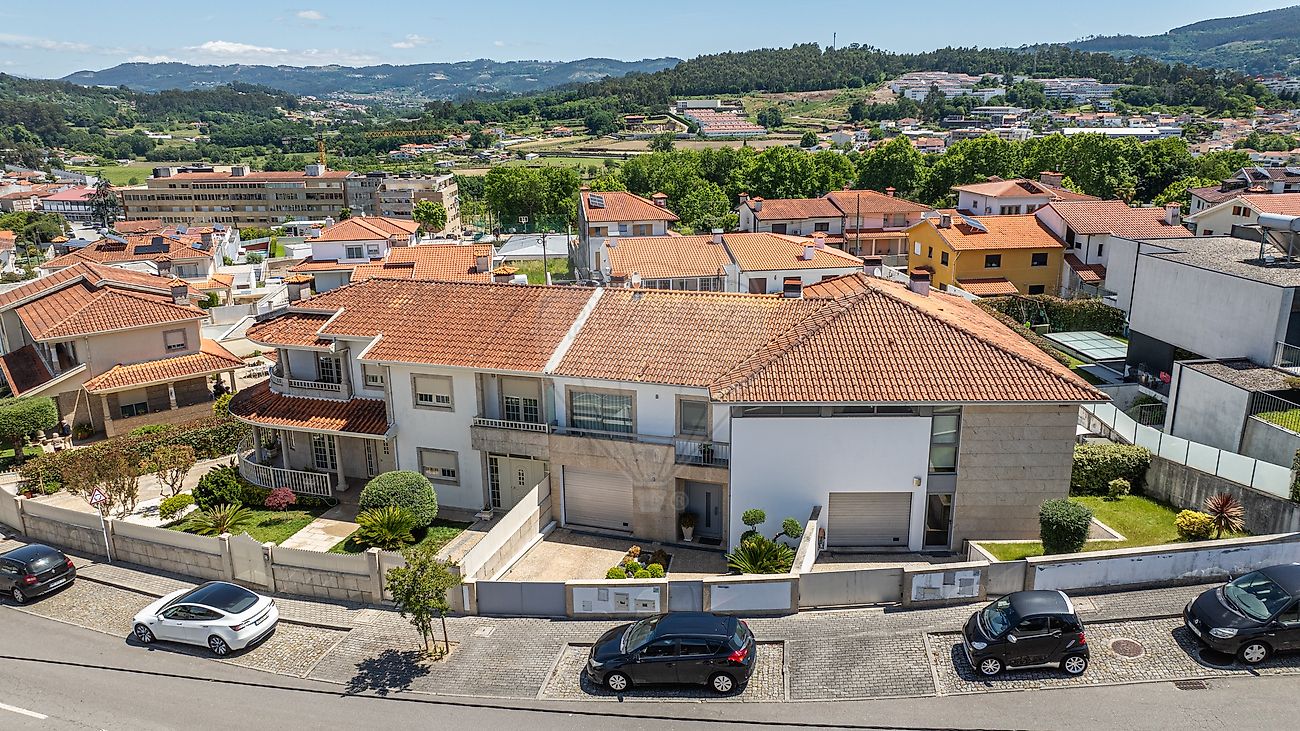 Vista panorâmica da moradia geminada T3 em Guimarães realçando a excelente exposição solar e eixos de acesso
