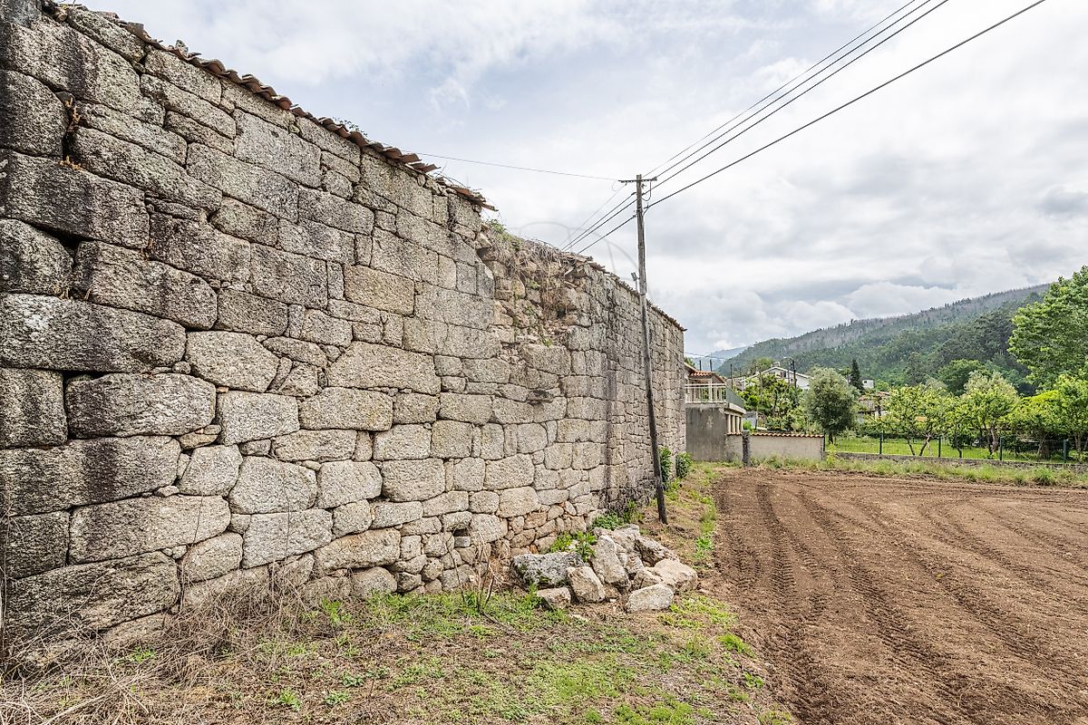 Cantaria de granito tradicional em paredes de casa rústica para recuperar no Minho