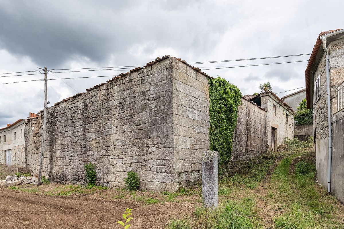 Estrutura de pedra antiga de moradia T3 para reconstrução em Agrela e Serafão