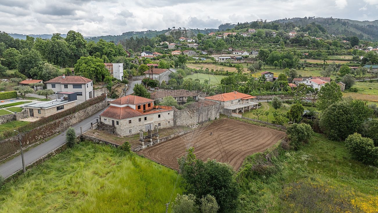 Vista aérea do terreno cultivável e moradia em pedra para restauro em Fafe
