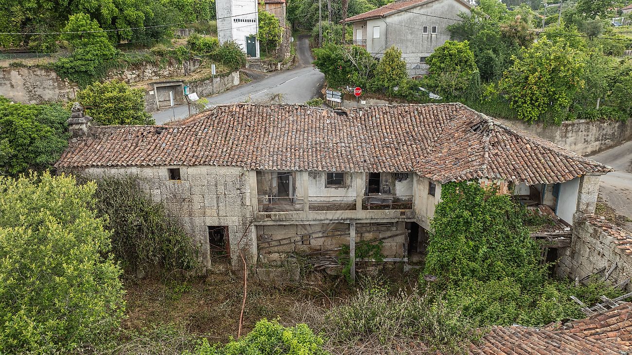 Pátio interior e varanda antiga em madeira de moradia rústica para recuperar em Fafe