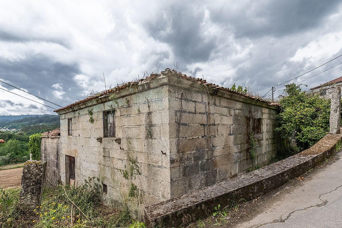 Detalhe dos blocos de granito originais de moradia minhota antiga para venda