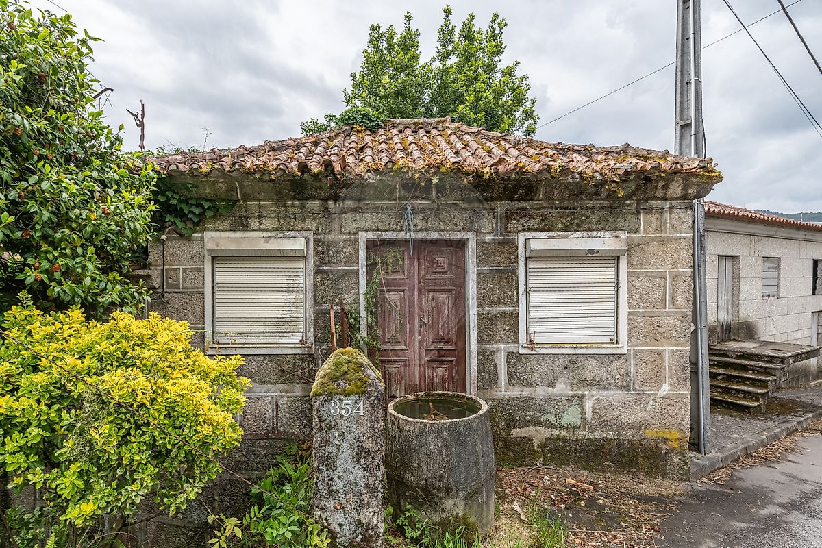 Portão de acesso e muros de pedra originais da propriedade para venda em Fafe