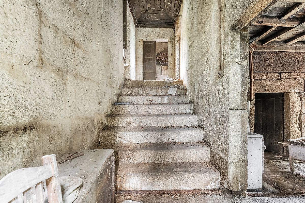 Escadas exteriores em pedra de granito originais que dão acesso ao piso superior da moradia