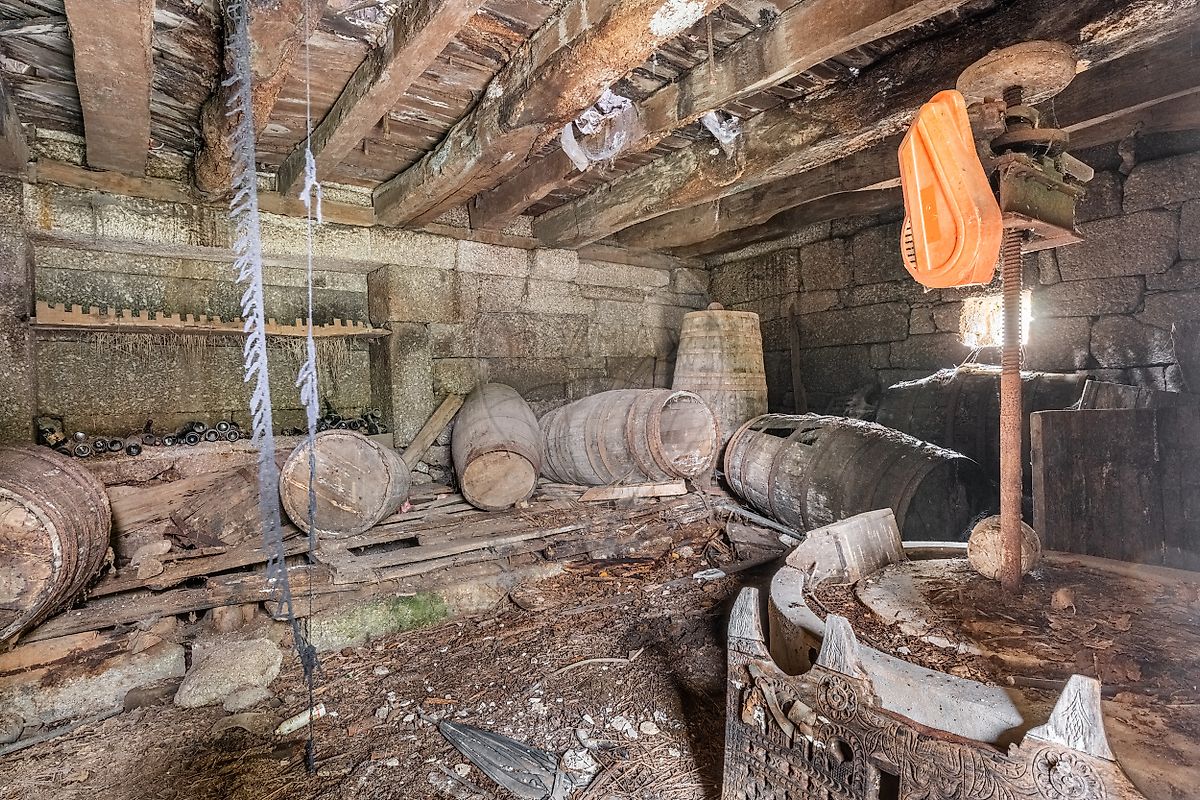 Espaço interior de ruína em pedra mostrando potencial para reabilitação arquitetónica moderna